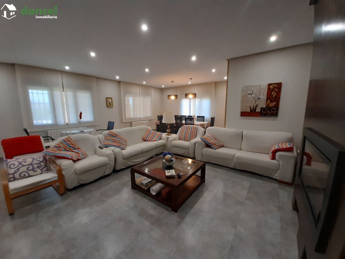 Inmobiliaria Doncel, vende, CHALET EN PIEDRABUENA/CIUDAD REAL a veinticinco minutos de la capital, sobre una parcela de veinte mil metros cuadrados, distribuido en cuatro dormitorios y tres baños, dis — Foto 4