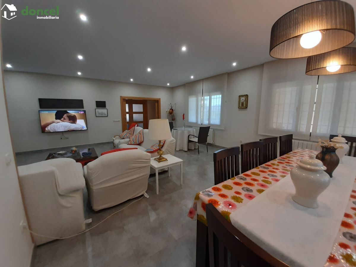 Inmobiliaria Doncel, vende, CHALET EN PIEDRABUENA/CIUDAD REAL a veinticinco minutos de la capital, sobre una parcela de veinte mil metros cuadrados, distribuido en cuatro dormitorios y tres baños, dis — Foto 9