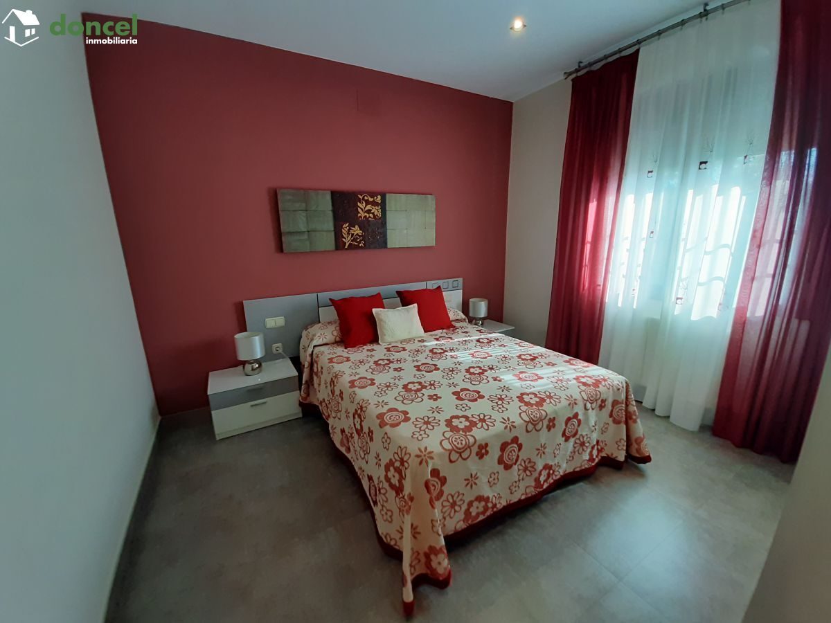 Inmobiliaria Doncel, vende, CHALET EN PIEDRABUENA/CIUDAD REAL a veinticinco minutos de la capital, sobre una parcela de veinte mil metros cuadrados, distribuido en cuatro dormitorios y tres baños, dis — Foto 8