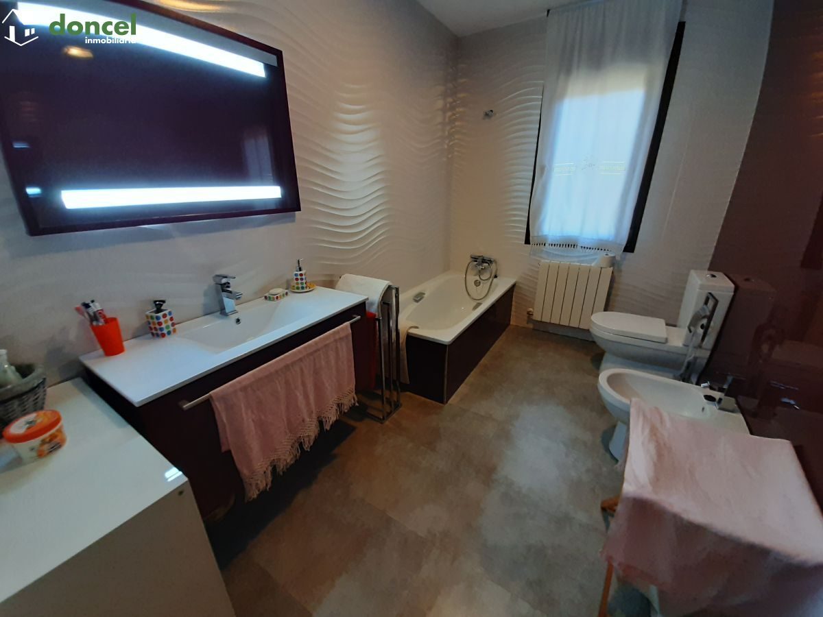 Inmobiliaria Doncel, vende, CHALET EN PIEDRABUENA/CIUDAD REAL a veinticinco minutos de la capital, sobre una parcela de veinte mil metros cuadrados, distribuido en cuatro dormitorios y tres baños, dis — Foto 16