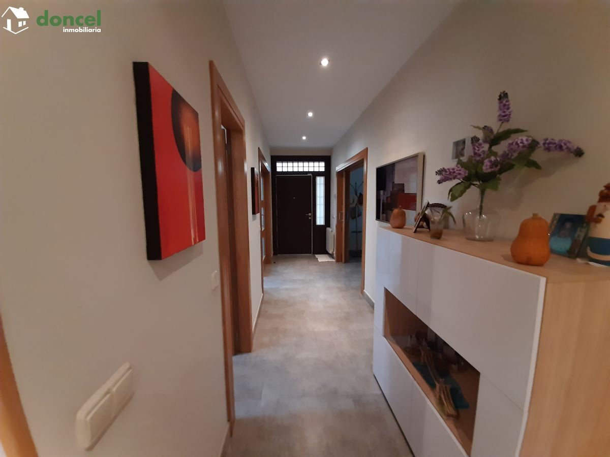 Inmobiliaria Doncel, vende, CHALET EN PIEDRABUENA/CIUDAD REAL a veinticinco minutos de la capital, sobre una parcela de veinte mil metros cuadrados, distribuido en cuatro dormitorios y tres baños, dis — Foto 12