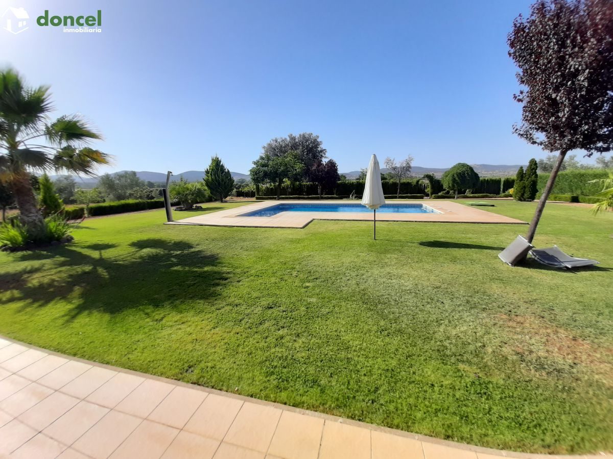 Inmobiliaria Doncel, vende, CHALET EN PIEDRABUENA/CIUDAD REAL a veinticinco minutos de la capital, sobre una parcela de veinte mil metros cuadrados, distribuido en cuatro dormitorios y tres baños, dis — Foto 2