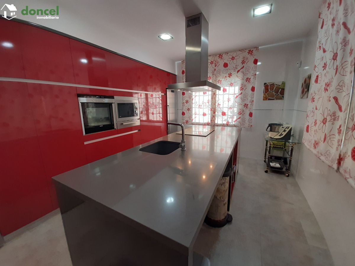 Inmobiliaria Doncel, vende, CHALET EN PIEDRABUENA/CIUDAD REAL a veinticinco minutos de la capital, sobre una parcela de veinte mil metros cuadrados, distribuido en cuatro dormitorios y tres baños, dis — Foto 19