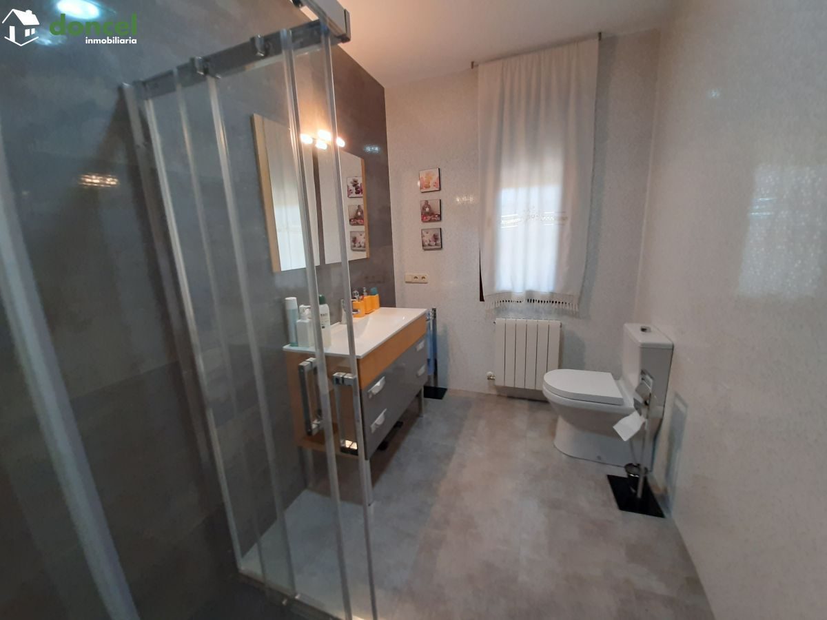 Inmobiliaria Doncel, vende, CHALET EN PIEDRABUENA/CIUDAD REAL a veinticinco minutos de la capital, sobre una parcela de veinte mil metros cuadrados, distribuido en cuatro dormitorios y tres baños, dis — Foto 11
