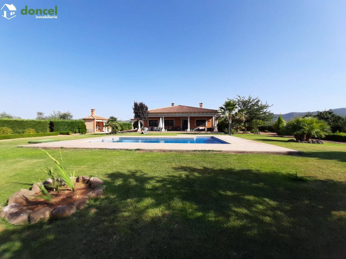 Inmobiliaria Doncel, vende, CHALET EN PIEDRABUENA/CIUDAD REAL a veinticinco minutos de la capital, sobre una parcela de veinte mil metros cuadrados, distribuido en cuatro dormitorios y tres baños, dis — Foto 24