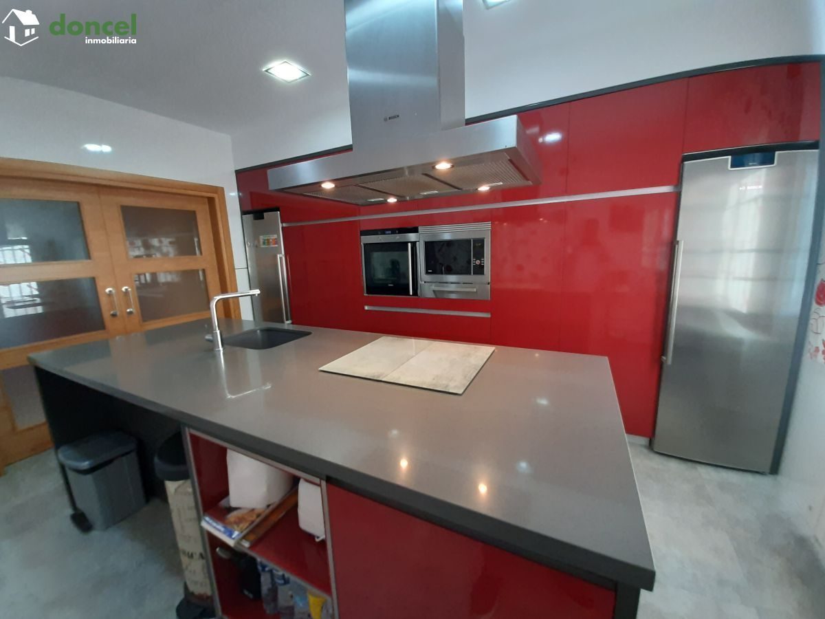 Inmobiliaria Doncel, vende, CHALET EN PIEDRABUENA/CIUDAD REAL a veinticinco minutos de la capital, sobre una parcela de veinte mil metros cuadrados, distribuido en cuatro dormitorios y tres baños, dis — Foto 5