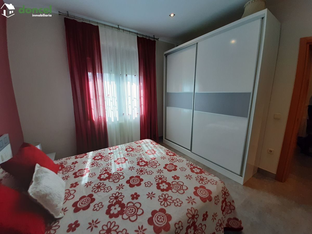 Inmobiliaria Doncel, vende, CHALET EN PIEDRABUENA/CIUDAD REAL a veinticinco minutos de la capital, sobre una parcela de veinte mil metros cuadrados, distribuido en cuatro dormitorios y tres baños, dis — Foto 13