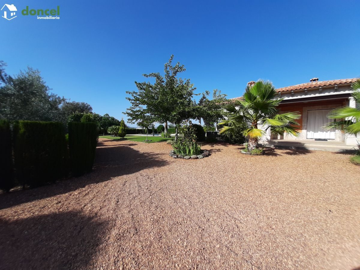 Inmobiliaria Doncel, vende, CHALET EN PIEDRABUENA/CIUDAD REAL a veinticinco minutos de la capital, sobre una parcela de veinte mil metros cuadrados, distribuido en cuatro dormitorios y tres baños, dis — Foto 23