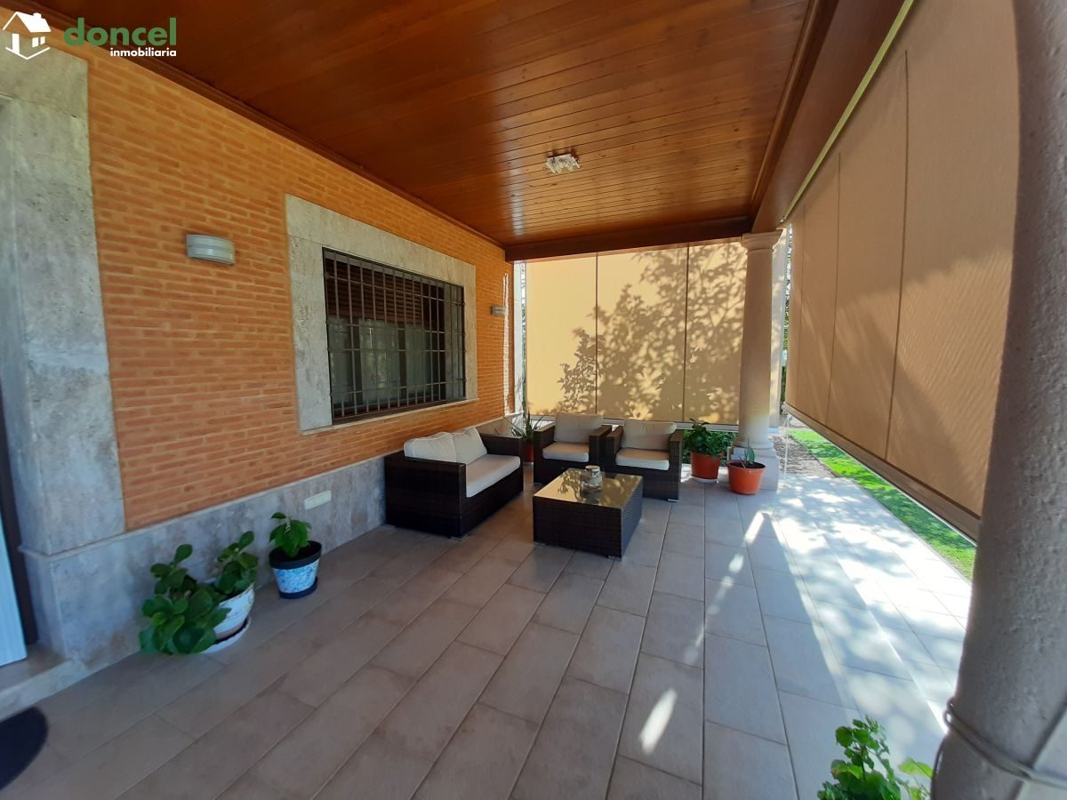 Inmobiliaria Doncel, vende, CHALET EN PIEDRABUENA/CIUDAD REAL a veinticinco minutos de la capital, sobre una parcela de veinte mil metros cuadrados, distribuido en cuatro dormitorios y tres baños, dis — Foto 3