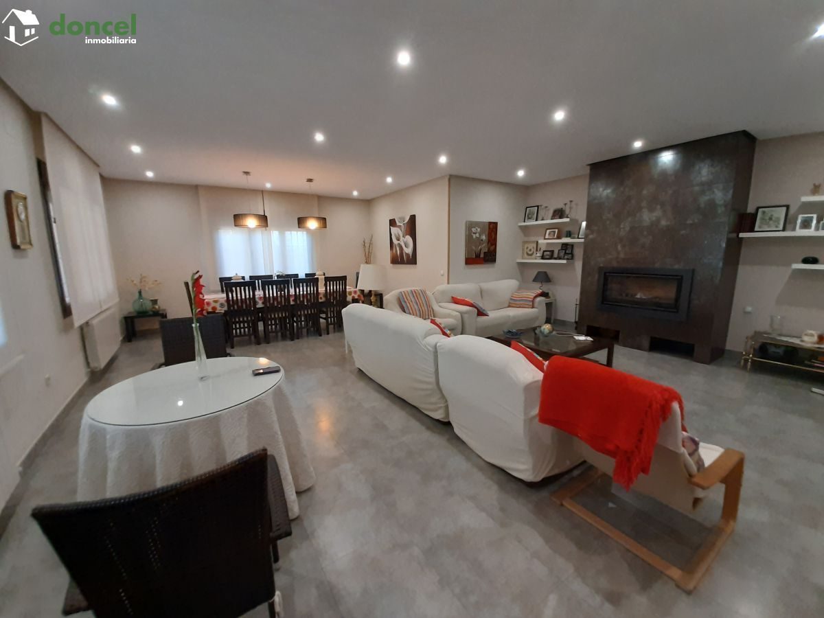 Inmobiliaria Doncel, vende, CHALET EN PIEDRABUENA/CIUDAD REAL a veinticinco minutos de la capital, sobre una parcela de veinte mil metros cuadrados, distribuido en cuatro dormitorios y tres baños, dis — Foto 14