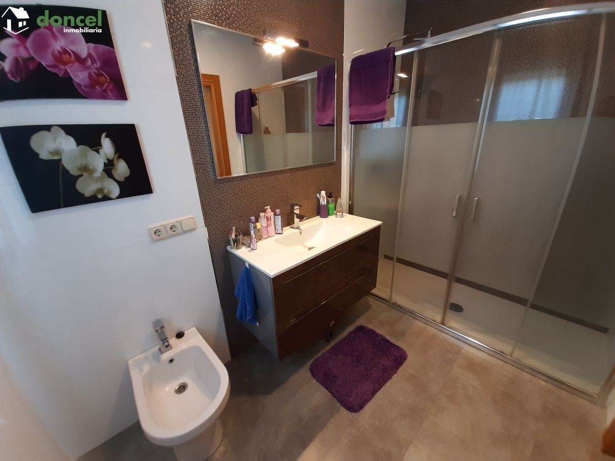 Inmobiliaria Doncel, vende, CHALET EN PIEDRABUENA/CIUDAD REAL a veinticinco minutos de la capital, sobre una parcela de veinte mil metros cuadrados, distribuido en cuatro dormitorios y tres baños, dis — Foto 6