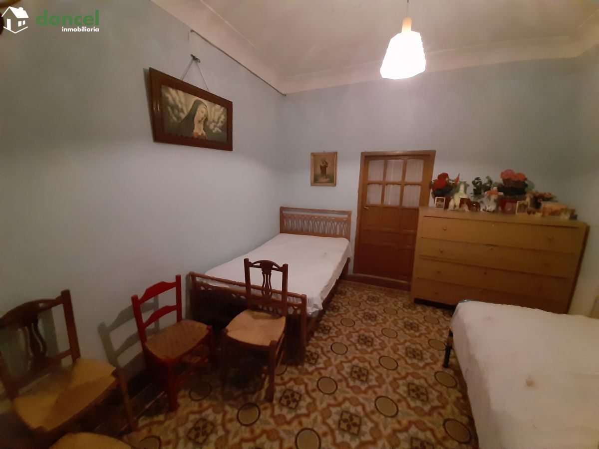 Inmobiliaria Doncel, vende, casa en ALCOLEA DE CTVA./C. Real, con una superficie de cuatrocientos sesenta y siete metros cuadrados, tiene acceso a dos calles. Para reformar. — Foto 1