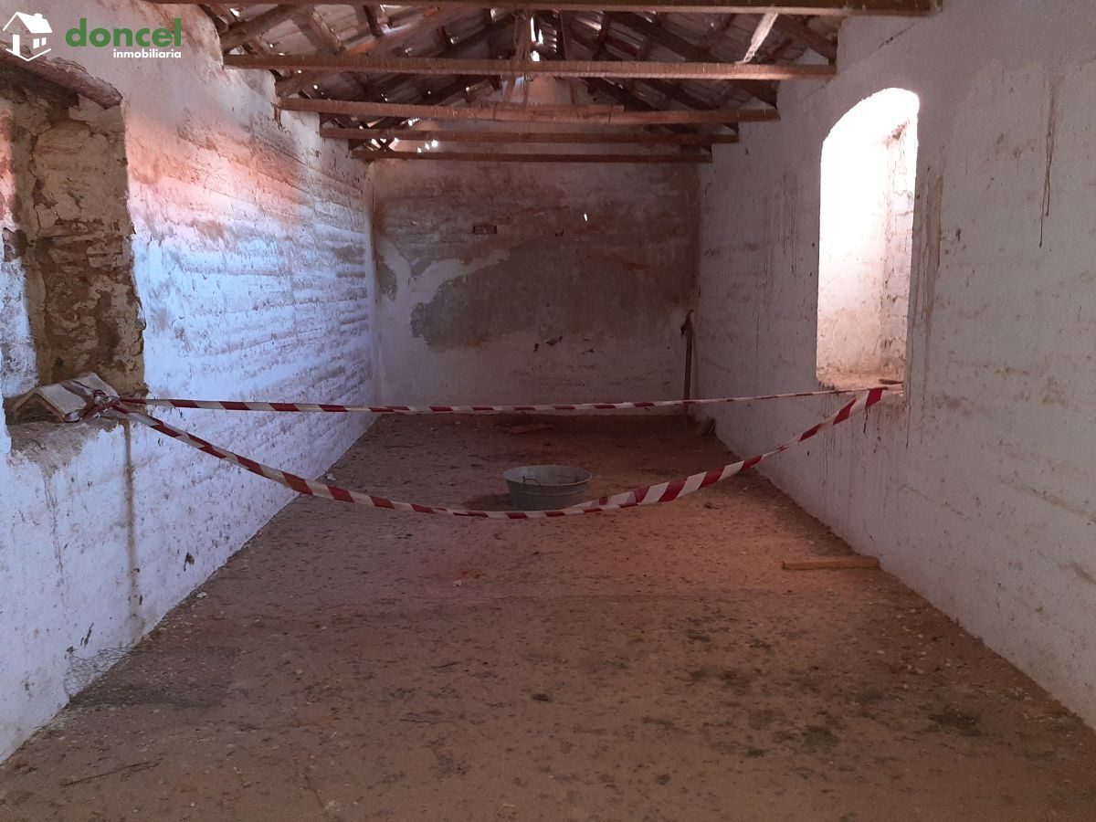 Inmobiliaria Doncel, vende, casa en ALCOLEA DE CTVA./C. Real, con una superficie de cuatrocientos sesenta y siete metros cuadrados, tiene acceso a dos calles. Para reformar. — Foto 4