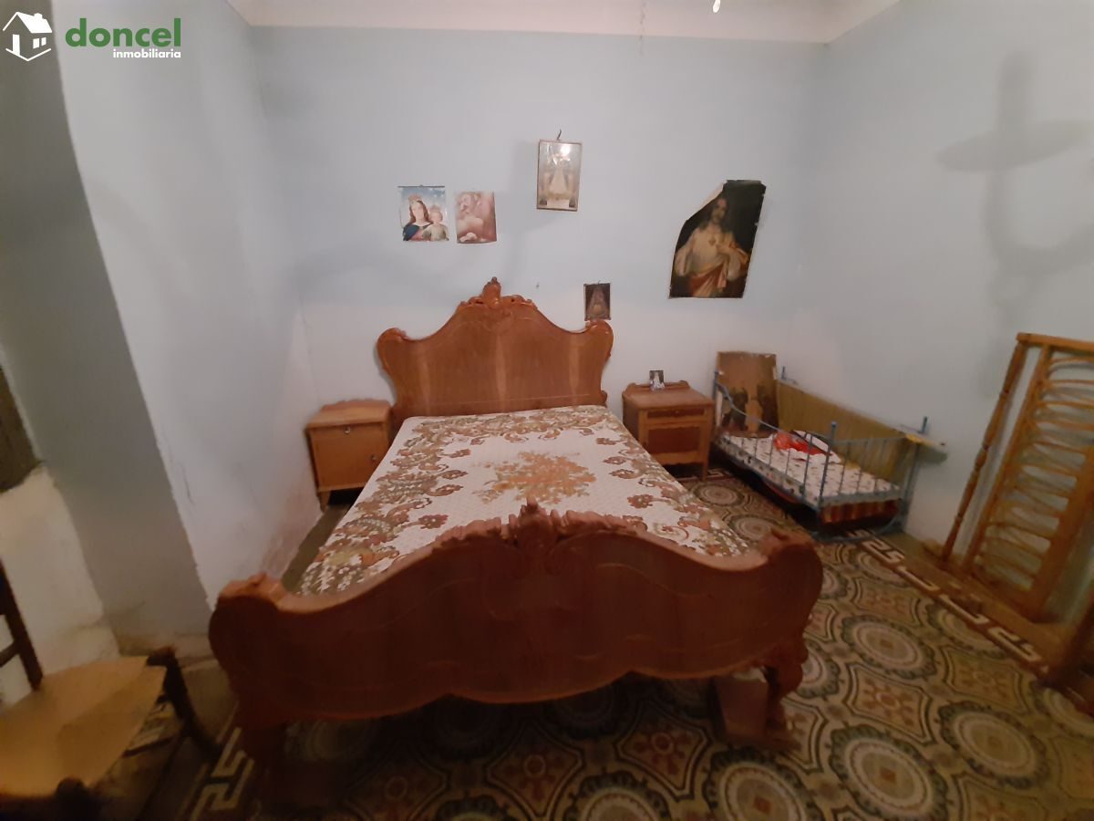 Inmobiliaria Doncel, vende, casa en ALCOLEA DE CTVA./C. Real, con una superficie de cuatrocientos sesenta y siete metros cuadrados, tiene acceso a dos calles. Para reformar. — Foto 2