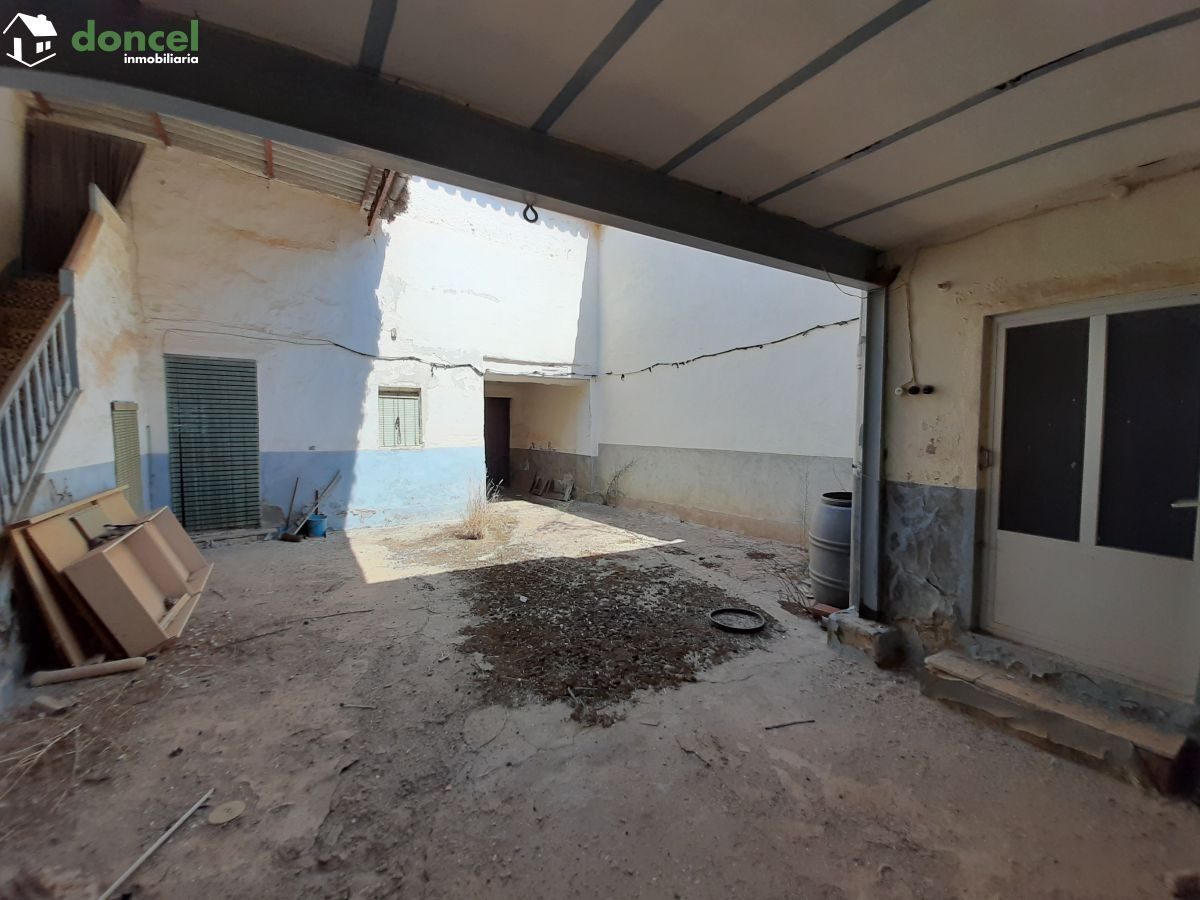 Inmobiliaria Doncel, vende, CASA DE DOS PLANTAS EN ALMAGRO/CIUDAD REAL, con todos los servicios y dataciones en el entorno, bien ubicada, a unos minutos de la Plaza Mayor, con distintas dependencias,  — Foto 2