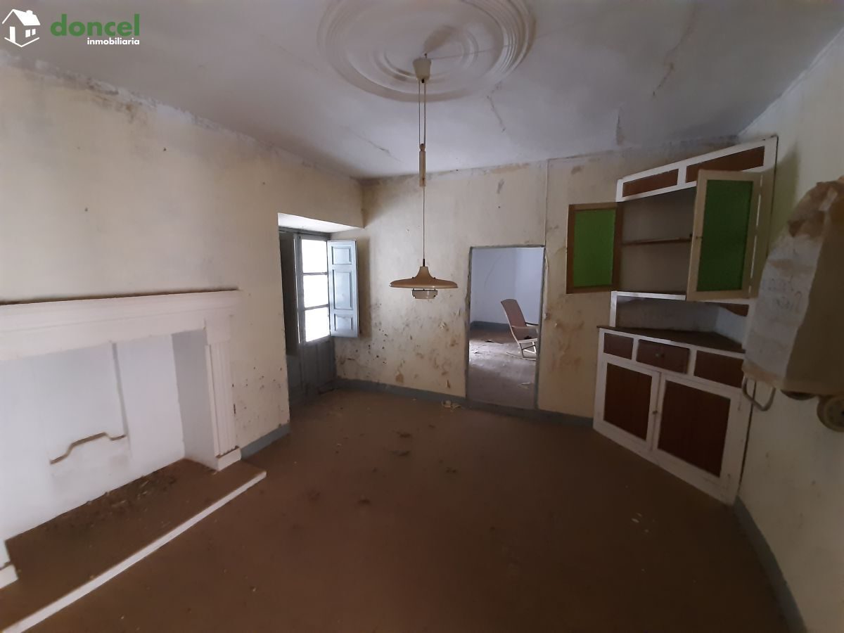 Inmobiliaria Doncel, vende, CASA DE DOS PLANTAS EN ALMAGRO/CIUDAD REAL, con todos los servicios y dataciones en el entorno, bien ubicada, a unos minutos de la Plaza Mayor, con distintas dependencias,  — Foto 3