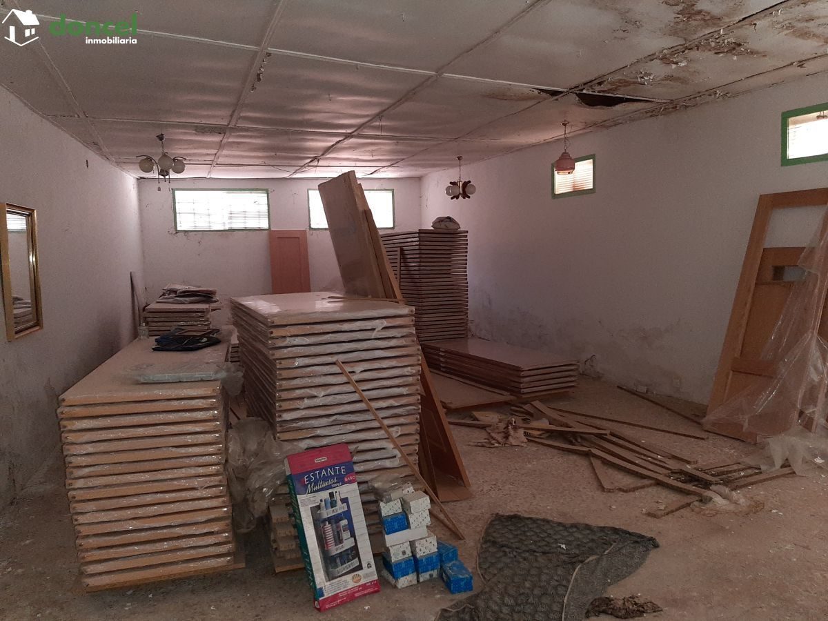 Inmobiliaria Doncel, vende, LOCAL COMERCIAL EN CORRAL DE CALATRAVA/Ciudad Real, con doble acceso, ubicado sobre parcela de novecientos treinta y dos metros cuadrados con una superficie construida de l — Foto 4
