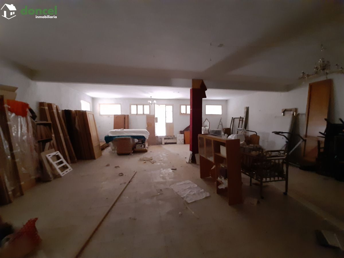 Inmobiliaria Doncel, vende, LOCAL COMERCIAL EN CORRAL DE CALATRAVA/Ciudad Real, con doble acceso, ubicado sobre parcela de novecientos treinta y dos metros cuadrados con una superficie construida de l — Foto 1
