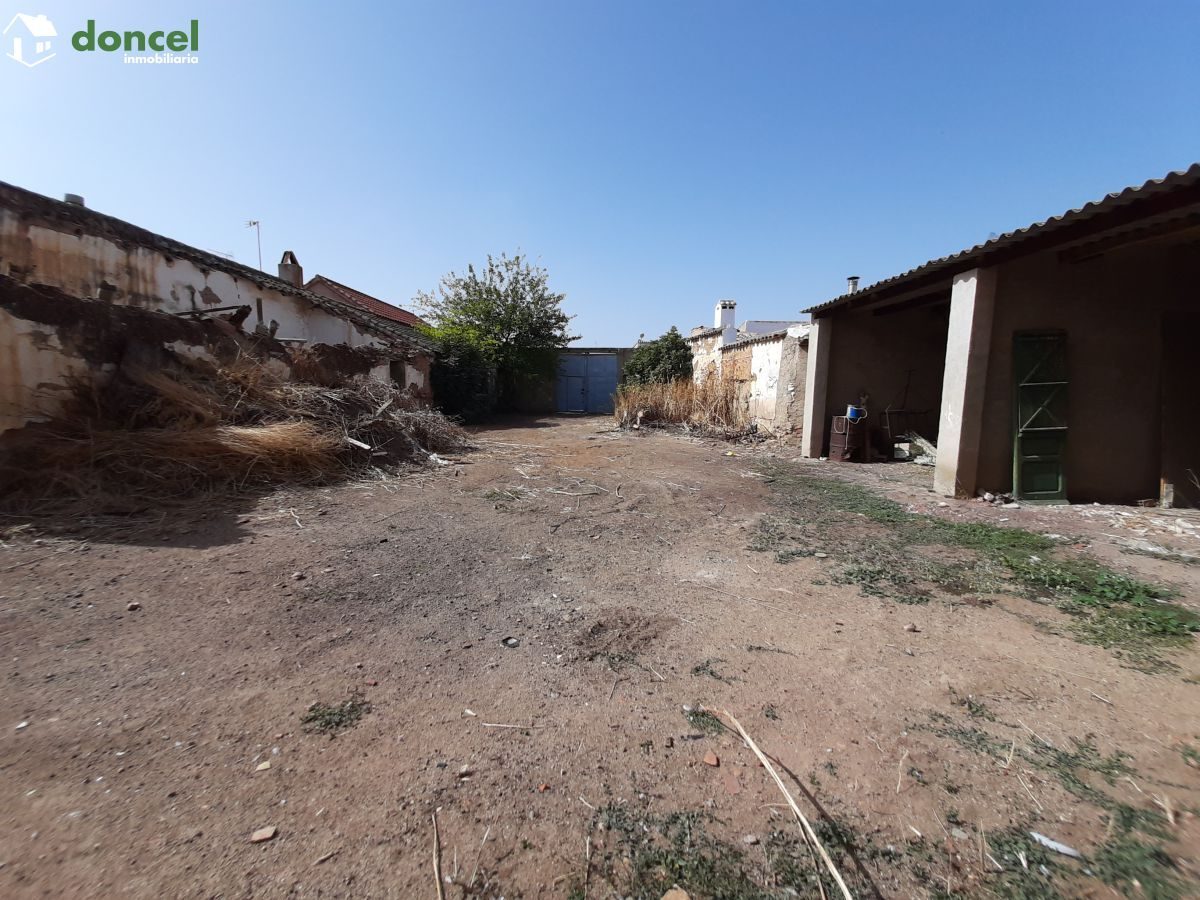 Inmobiliaria Doncel, vende, LOCAL COMERCIAL EN CORRAL DE CALATRAVA/Ciudad Real, con doble acceso, ubicado sobre parcela de novecientos treinta y dos metros cuadrados con una superficie construida de l — Foto 2