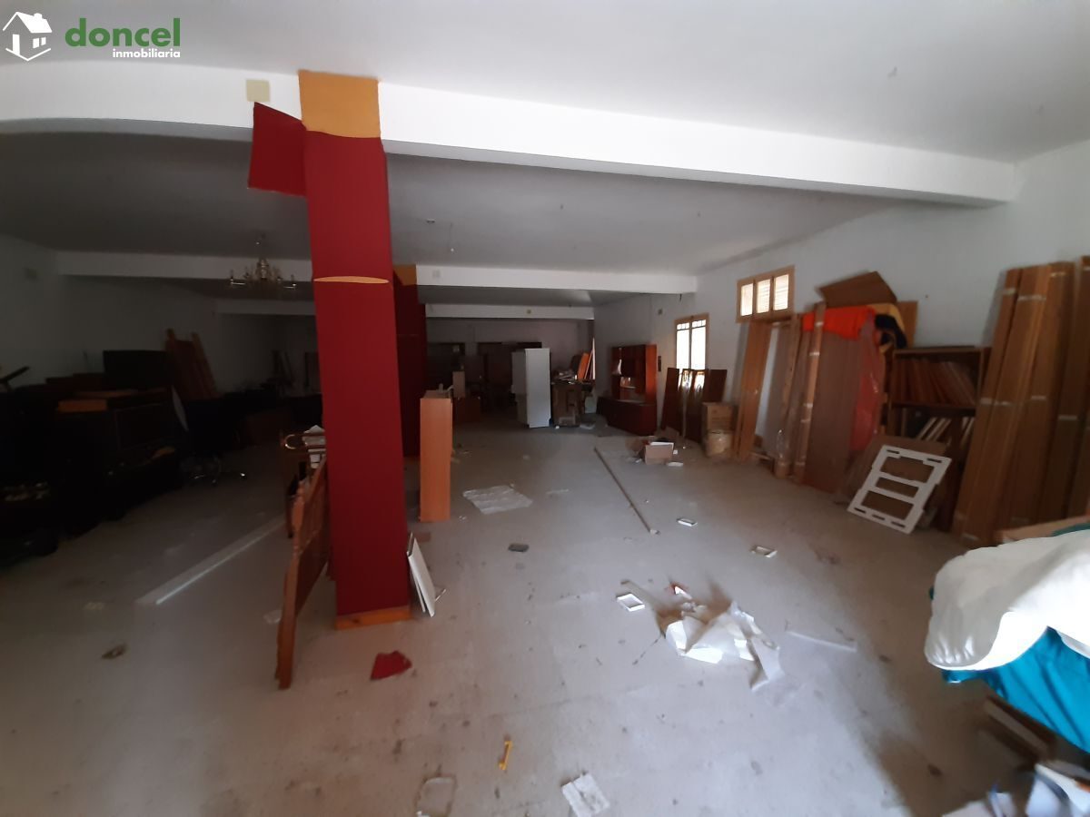 Inmobiliaria Doncel, vende, LOCAL COMERCIAL EN CORRAL DE CALATRAVA/Ciudad Real, con doble acceso, ubicado sobre parcela de novecientos treinta y dos metros cuadrados con una superficie construida de l — Foto 3