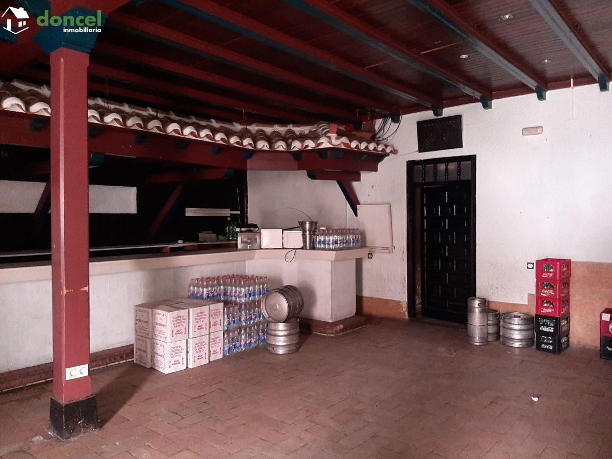 Inmobiliaria Doncel, vende, CASA EN ALMAGRO CON LOCAL COMERCIAL, todos los servicios y dotaciones en el entorno, se encuentra cercano a comercios, cercano a transporte público, cercano a colegios, cer — Foto 2