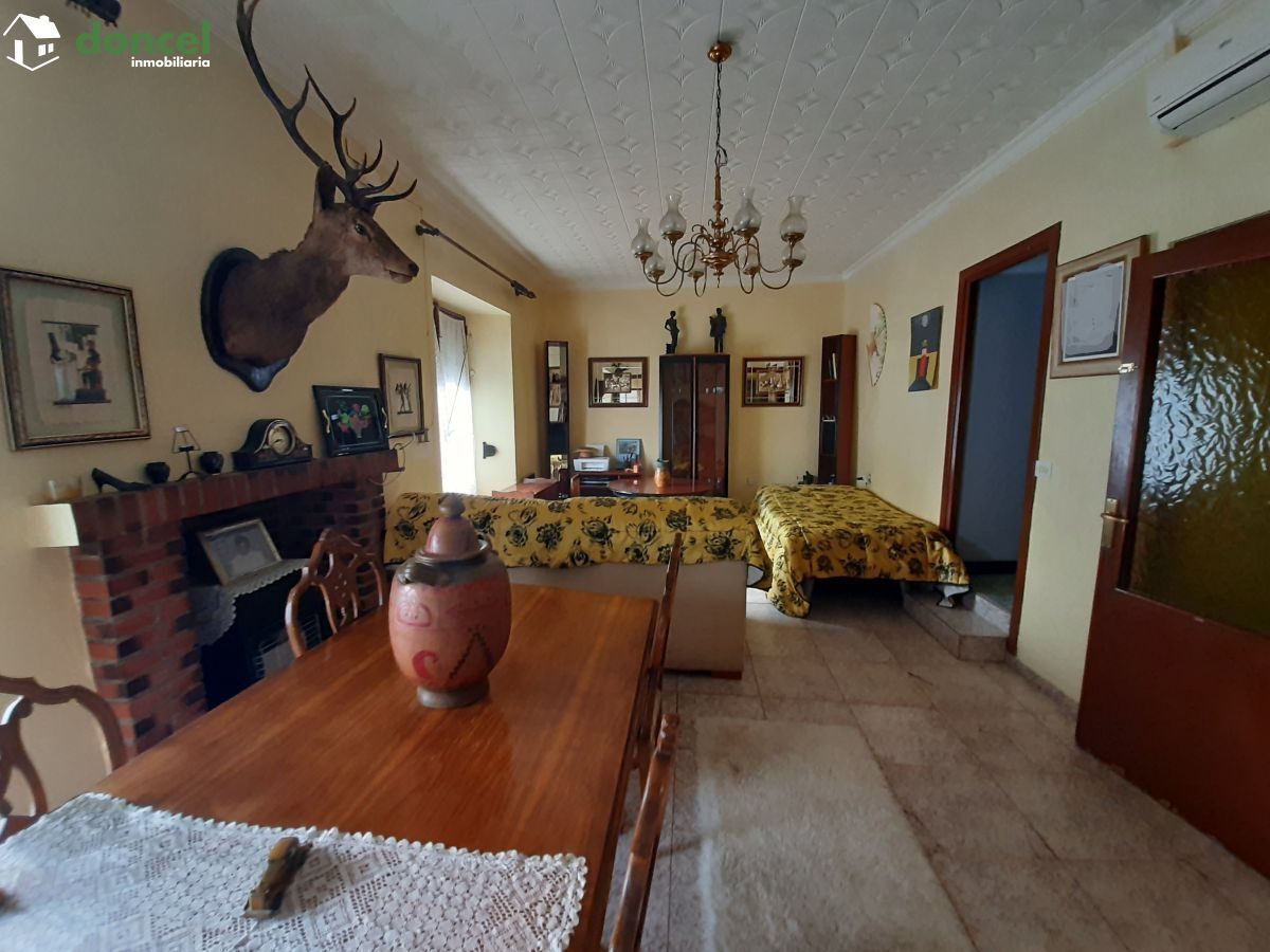 Inmobiliaria Doncel, vende, CASA EN ALMAGRO CON LOCAL COMERCIAL, todos los servicios y dotaciones en el entorno, se encuentra cercano a comercios, cercano a transporte público, cercano a colegios, cer — Foto 1