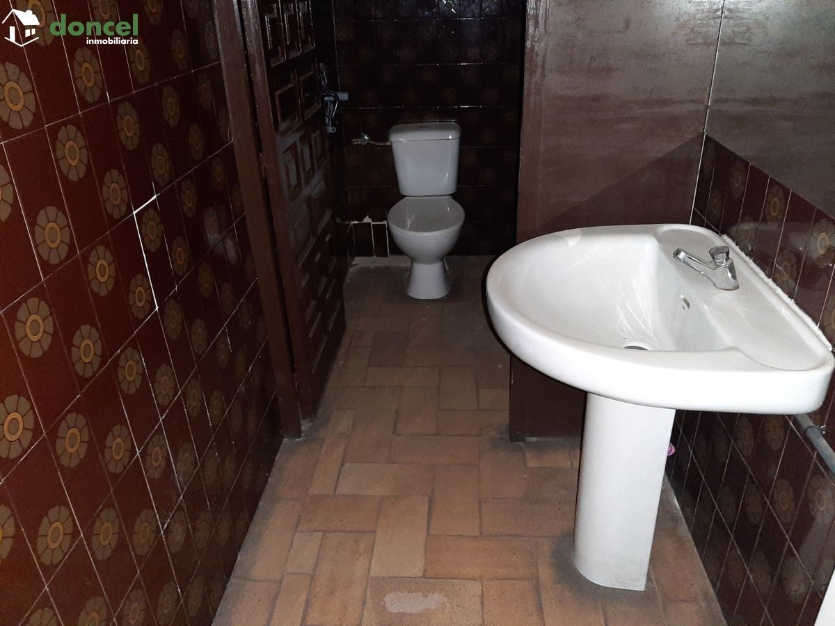 Inmobiliaria Doncel, vende, CASA EN ALMAGRO CON LOCAL COMERCIAL, todos los servicios y dotaciones en el entorno, se encuentra cercano a comercios, cercano a transporte público, cercano a colegios, cer — Foto 11
