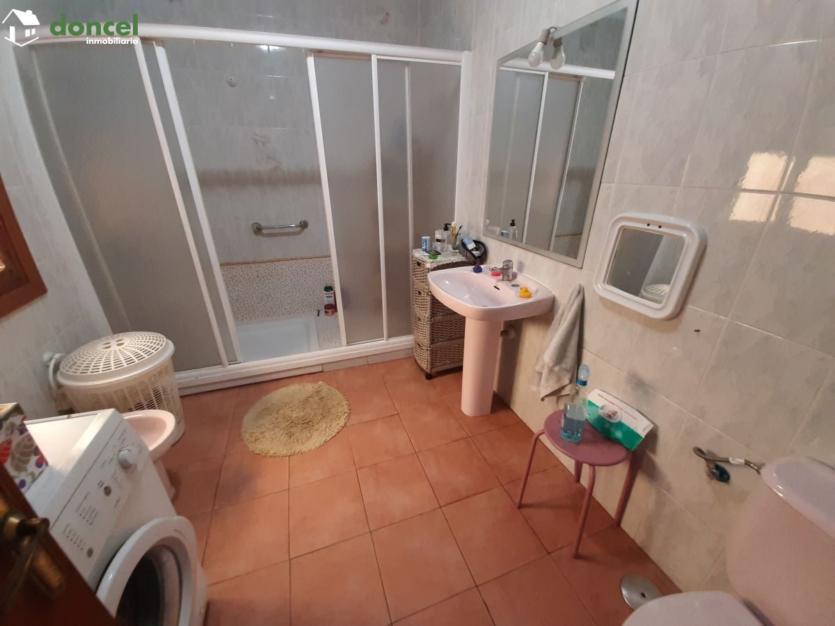 Inmobiliaria Doncel, vende, CASA EN ALMAGRO CON LOCAL COMERCIAL, todos los servicios y dotaciones en el entorno, se encuentra cercano a comercios, cercano a transporte público, cercano a colegios, cer — Foto 5