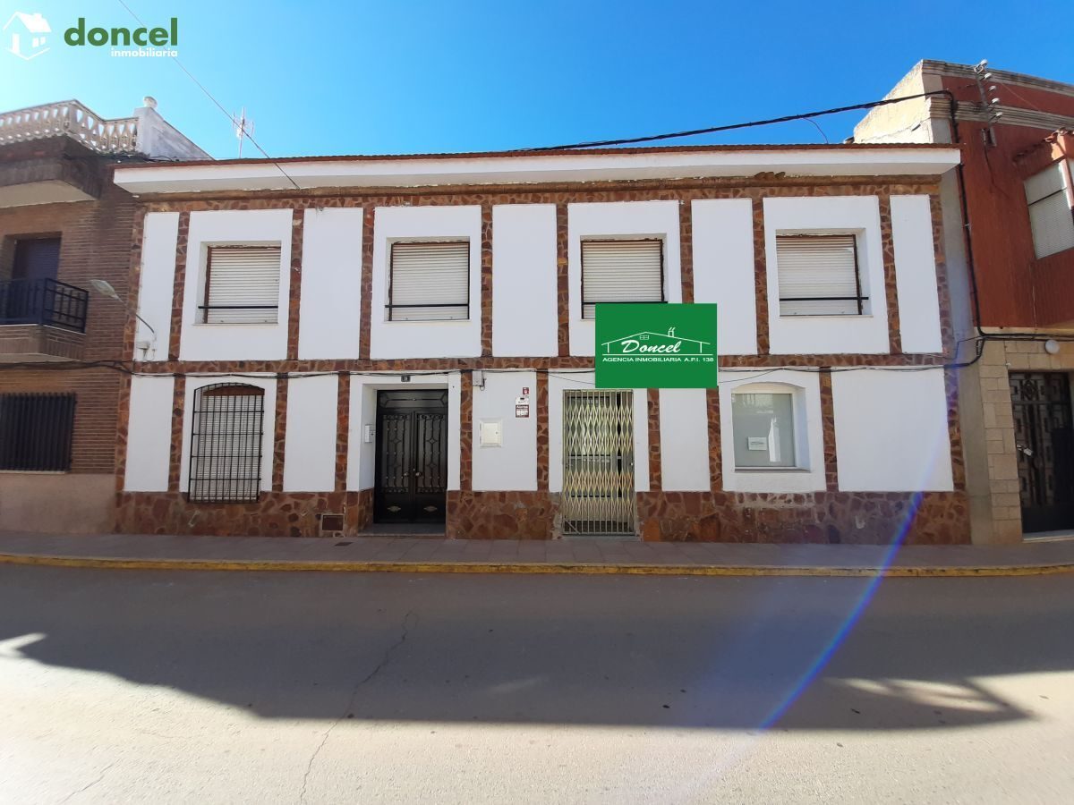 Inmobiliaria Doncel, vende, CASA EN FERNANCABALLERO/CIUDAD REAL, construida sobre parcela de doscientos ochenta y tres metros cuadrados, distribuida en siete dependencias, dos baños, un aseo, dispone  — Foto 1