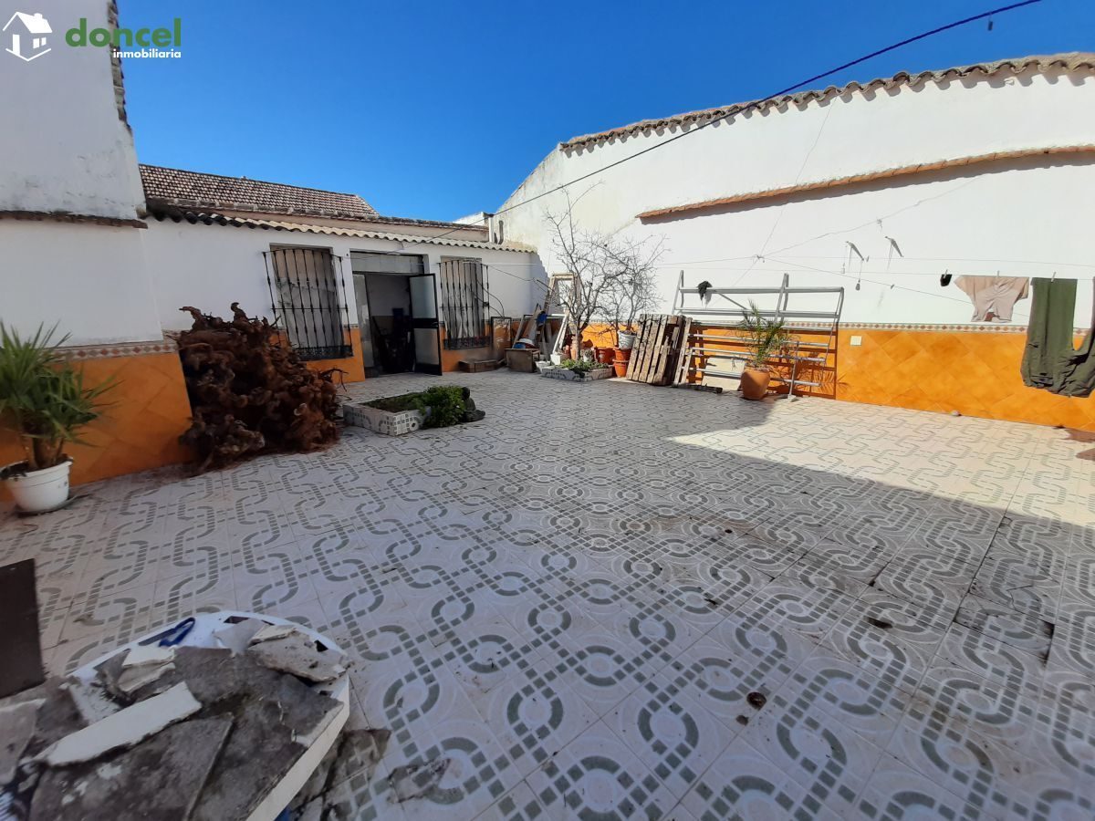 Inmobiliaria Doncel, vende, CASA EN FERNANCABALLERO/CIUDAD REAL, construida sobre parcela de doscientos ochenta y tres metros cuadrados, distribuida en siete dependencias, dos baños, un aseo, dispone  — Foto 9