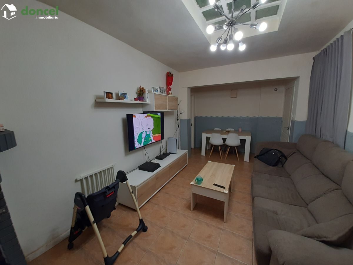 Inmobiliaria Doncel, vende, CASA EN FERNANCABALLERO/CIUDAD REAL, construida sobre parcela de doscientos ochenta y tres metros cuadrados, distribuida en siete dependencias, dos baños, un aseo, dispone  — Foto 8