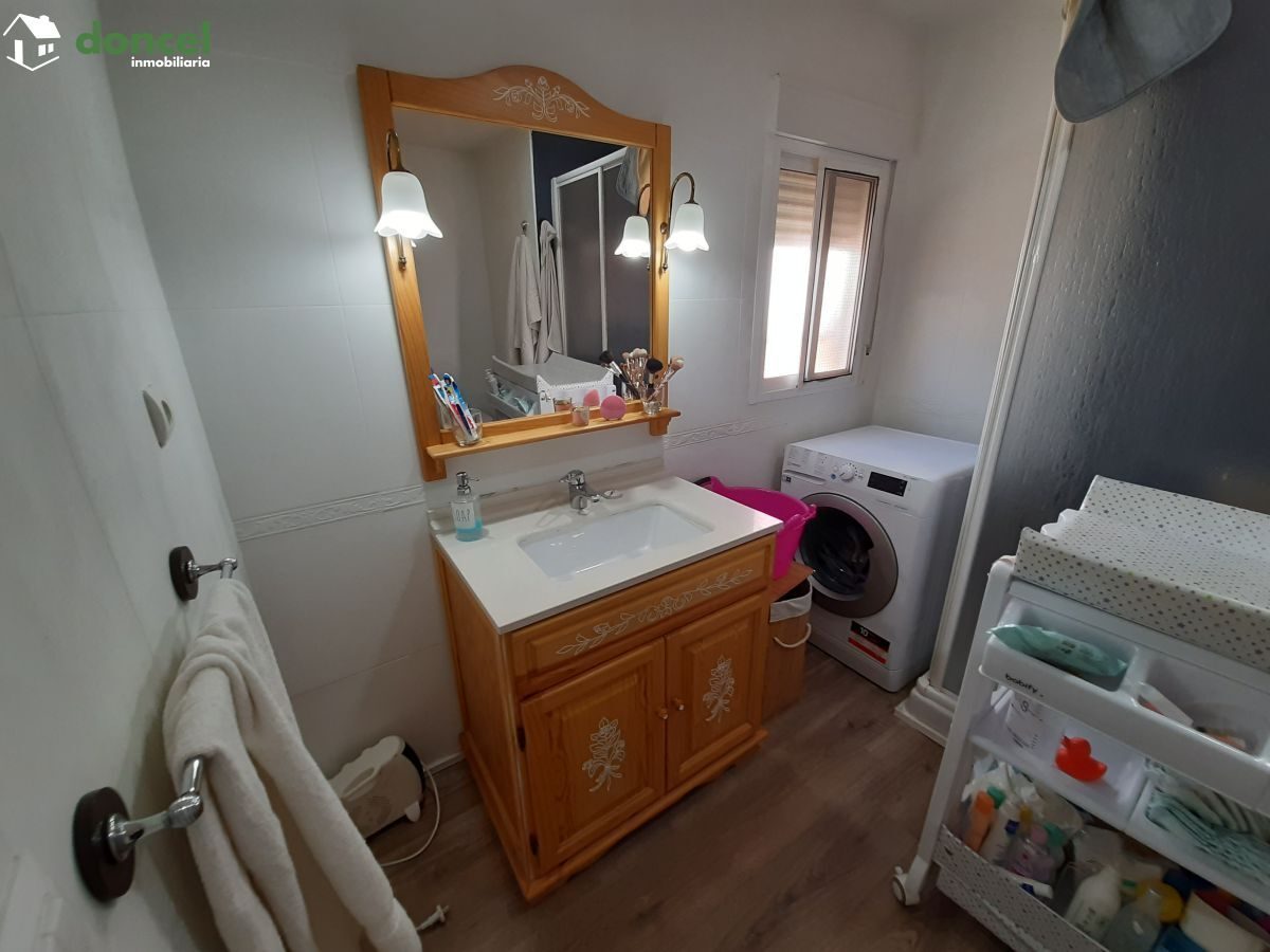 Inmobiliaria Doncel, vende, CASA EN FERNANCABALLERO/CIUDAD REAL, construida sobre parcela de doscientos ochenta y tres metros cuadrados, distribuida en siete dependencias, dos baños, un aseo, dispone  — Foto 4