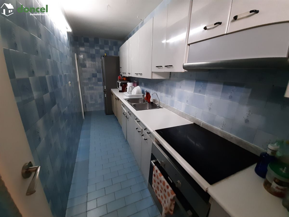 Inmobiliaria Doncel, vende, CASA EN FERNANCABALLERO/CIUDAD REAL, construida sobre parcela de doscientos ochenta y tres metros cuadrados, distribuida en siete dependencias, dos baños, un aseo, dispone  — Foto 3
