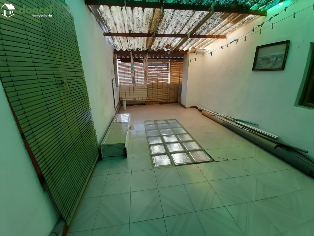 Inmobiliaria Doncel, vende, CASA EN FERNANCABALLERO/CIUDAD REAL, construida sobre parcela de doscientos ochenta y tres metros cuadrados, distribuida en siete dependencias, dos baños, un aseo, dispone  — Foto 18