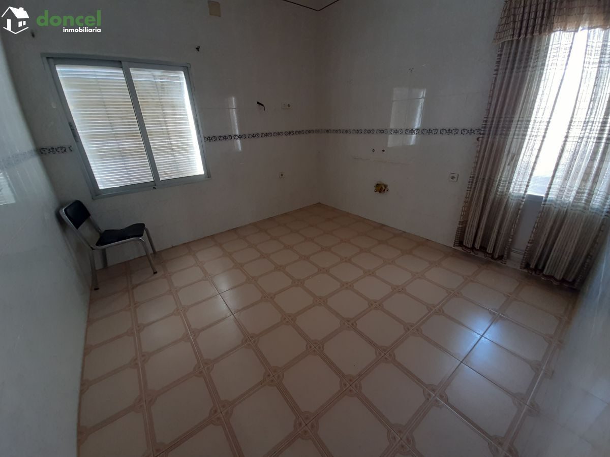 Inmobiliaria Doncel, vende, CASA EN FERNANCABALLERO/CIUDAD REAL, construida sobre parcela de doscientos ochenta y tres metros cuadrados, distribuida en siete dependencias, dos baños, un aseo, dispone  — Foto 13