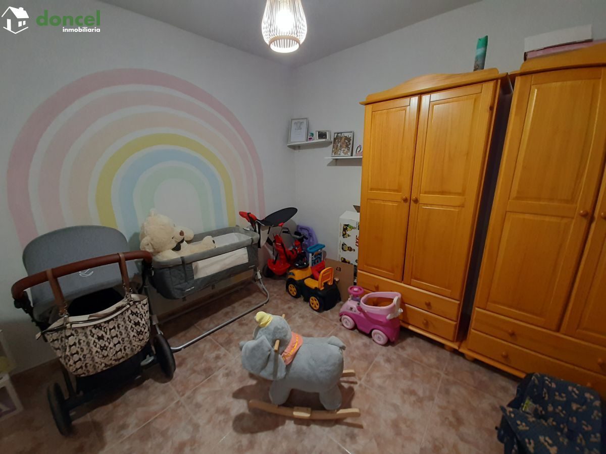 Inmobiliaria Doncel, vende, CASA EN FERNANCABALLERO/CIUDAD REAL, construida sobre parcela de doscientos ochenta y tres metros cuadrados, distribuida en siete dependencias, dos baños, un aseo, dispone  — Foto 5
