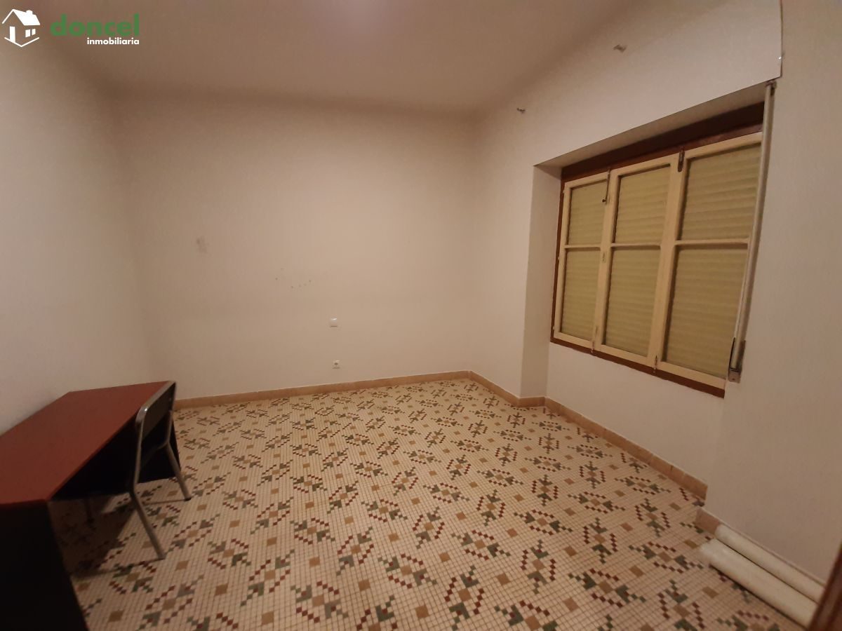 Inmobiliaria Doncel, vende, CASA EN FERNANCABALLERO/CIUDAD REAL, construida sobre parcela de doscientos ochenta y tres metros cuadrados, distribuida en siete dependencias, dos baños, un aseo, dispone  — Foto 17