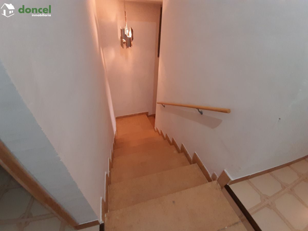 Inmobiliaria Doncel, vende, CASA EN FERNANCABALLERO/CIUDAD REAL, construida sobre parcela de doscientos ochenta y tres metros cuadrados, distribuida en siete dependencias, dos baños, un aseo, dispone  — Foto 15