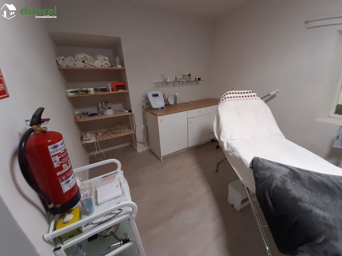 Inmobiliaria Doncel, vende, CASA EN FERNANCABALLERO/CIUDAD REAL, construida sobre parcela de doscientos ochenta y tres metros cuadrados, distribuida en siete dependencias, dos baños, un aseo, dispone  — Foto 10