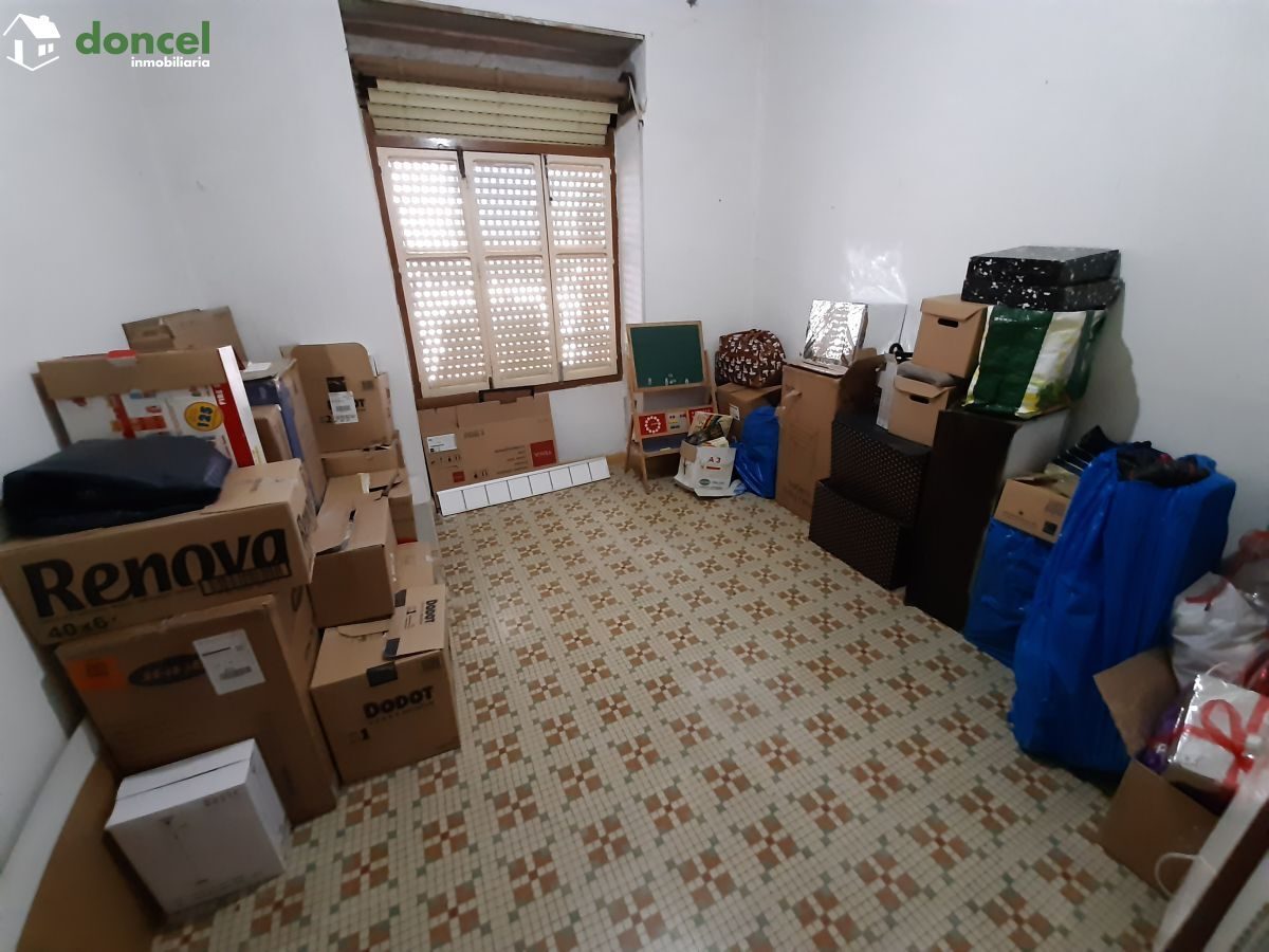 Inmobiliaria Doncel, vende, CASA EN FERNANCABALLERO/CIUDAD REAL, construida sobre parcela de doscientos ochenta y tres metros cuadrados, distribuida en siete dependencias, dos baños, un aseo, dispone  — Foto 16