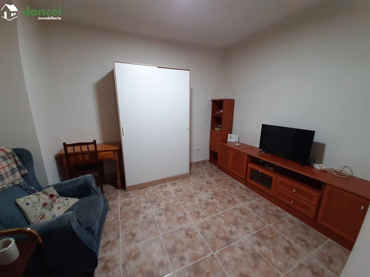 Inmobiliaria Doncel, vende, CASA EN FERNANCABALLERO/CIUDAD REAL, construida sobre parcela de doscientos ochenta y tres metros cuadrados, distribuida en siete dependencias, dos baños, un aseo, dispone  — Foto 11