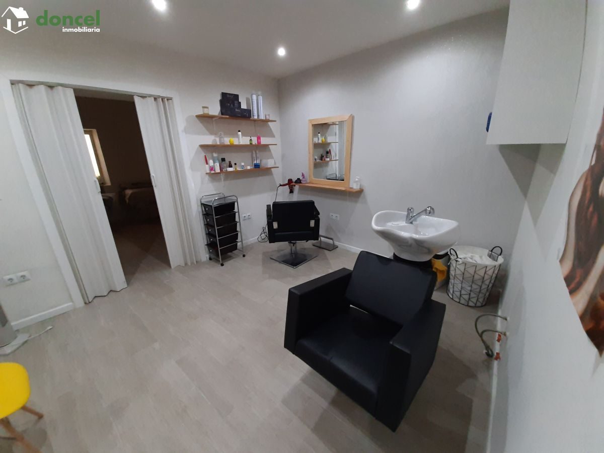 Inmobiliaria Doncel, vende, CASA EN FERNANCABALLERO/CIUDAD REAL, construida sobre parcela de doscientos ochenta y tres metros cuadrados, distribuida en siete dependencias, dos baños, un aseo, dispone  — Foto 14