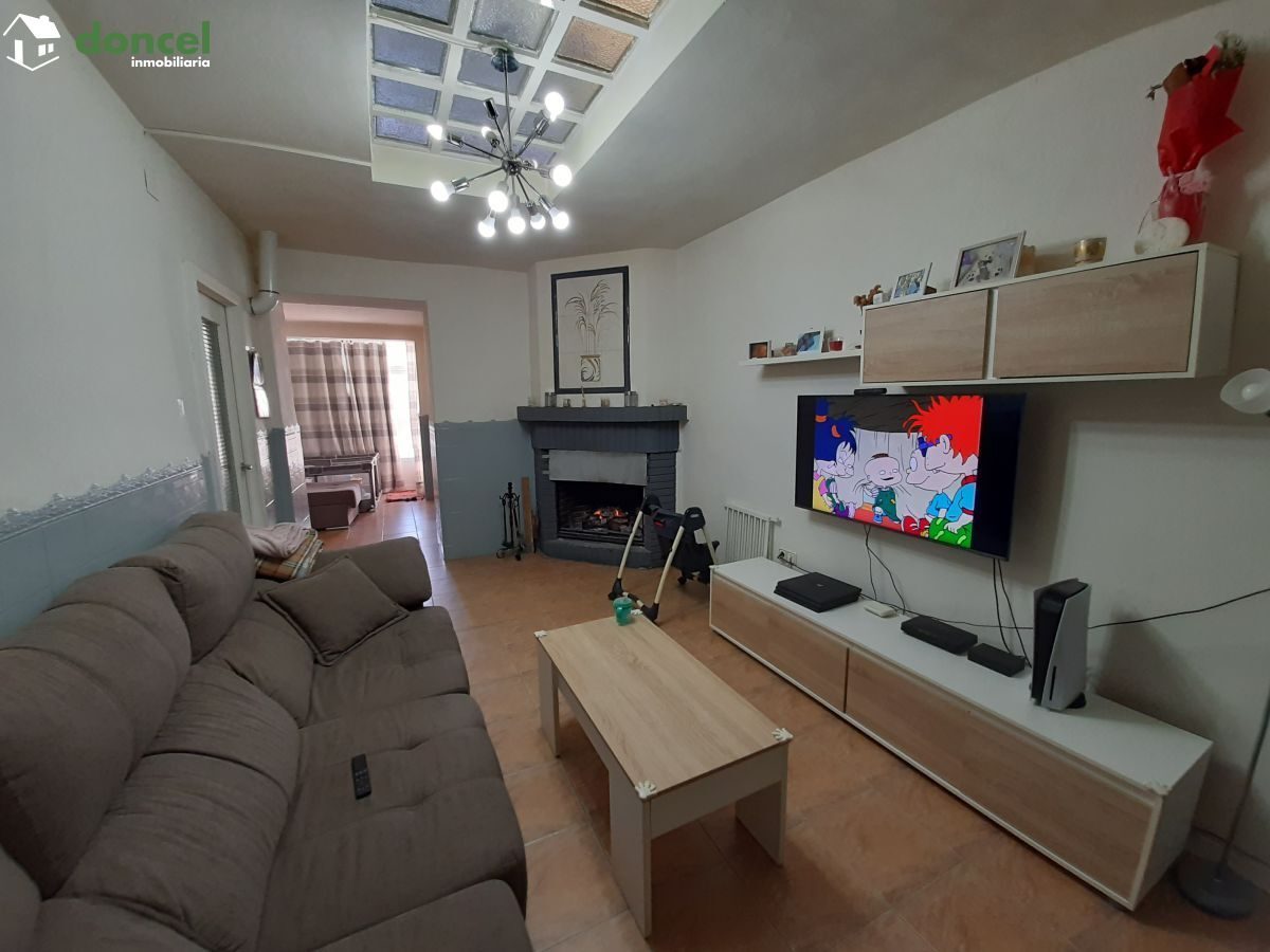 Inmobiliaria Doncel, vende, CASA EN FERNANCABALLERO/CIUDAD REAL, construida sobre parcela de doscientos ochenta y tres metros cuadrados, distribuida en siete dependencias, dos baños, un aseo, dispone  — Foto 2