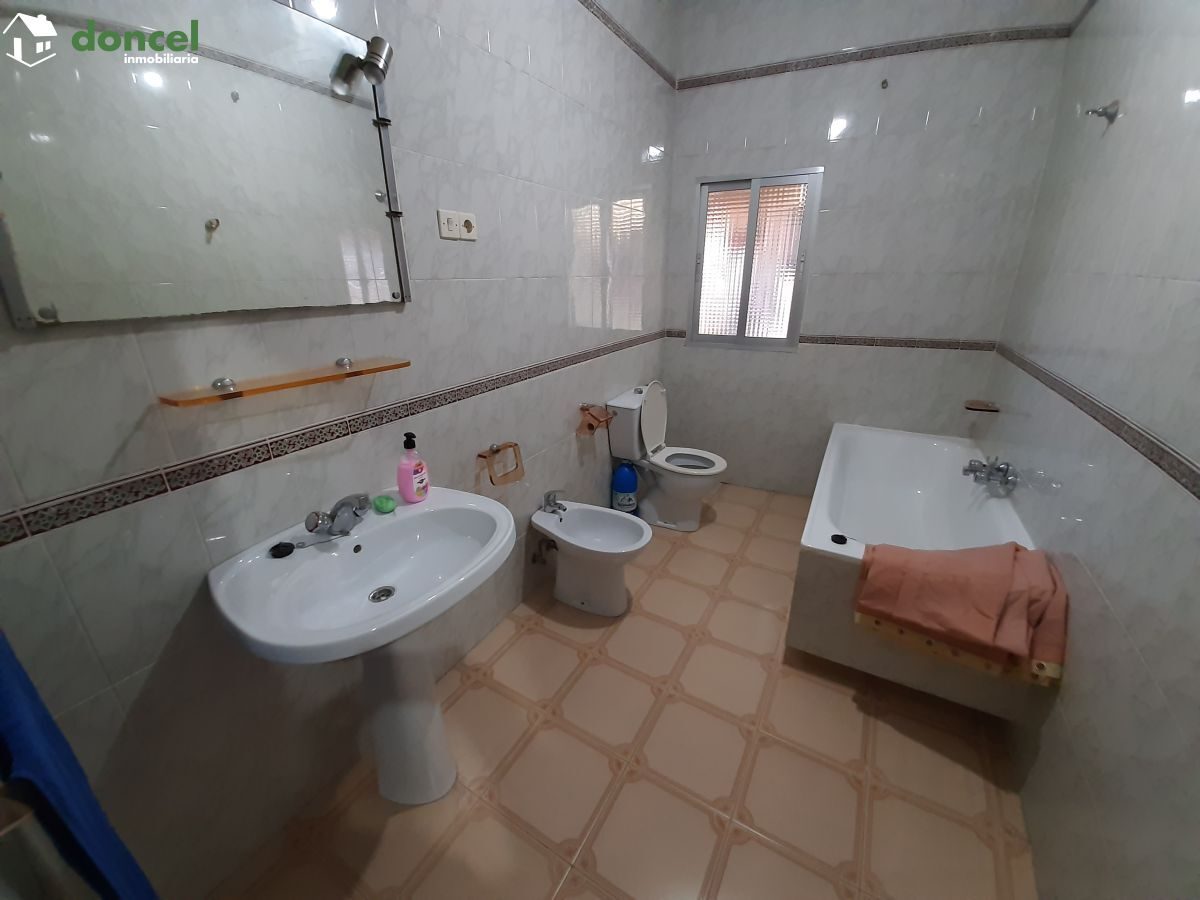 Inmobiliaria Doncel, vende, CASA EN FERNANCABALLERO/CIUDAD REAL, construida sobre parcela de doscientos ochenta y tres metros cuadrados, distribuida en siete dependencias, dos baños, un aseo, dispone  — Foto 12
