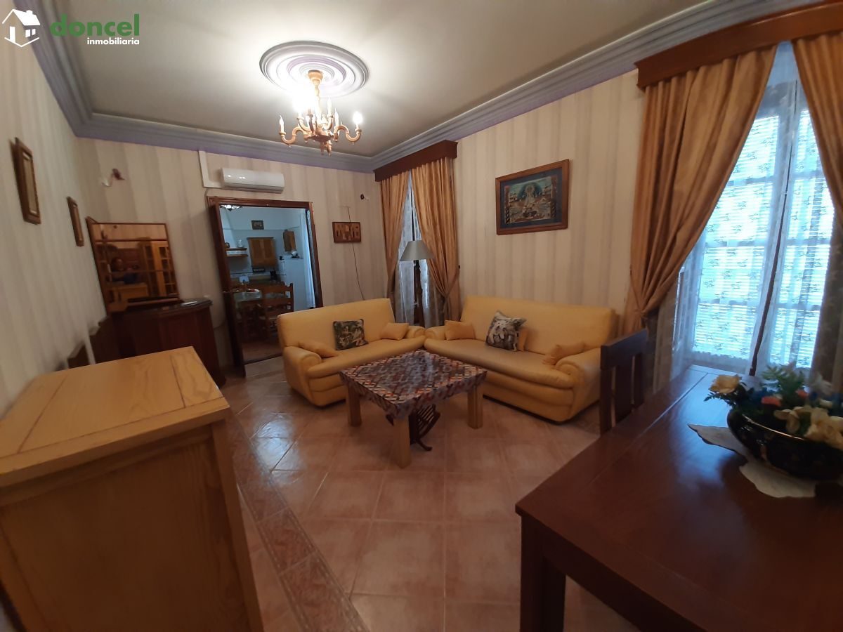 Inmobiliaria Doncel, vende, CASA EN EL CENTRO DE ALMAGRO, sobre parcela de trecientos setenta y un metros cuadrados, se encuentra cercano a comercios, cercano a transporte público, cercano a colegios, — Foto 3