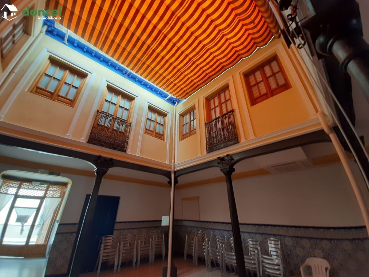 Inmobiliaria Doncel, vende, CASA EN EL CENTRO DE ALMAGRO, sobre parcela de trecientos setenta y un metros cuadrados, se encuentra cercano a comercios, cercano a transporte público, cercano a colegios, — Foto 1