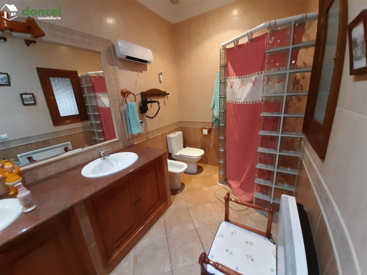 Inmobiliaria Doncel, vende, CASA EN EL CENTRO DE ALMAGRO, sobre parcela de trecientos setenta y un metros cuadrados, se encuentra cercano a comercios, cercano a transporte público, cercano a colegios, — Foto 8