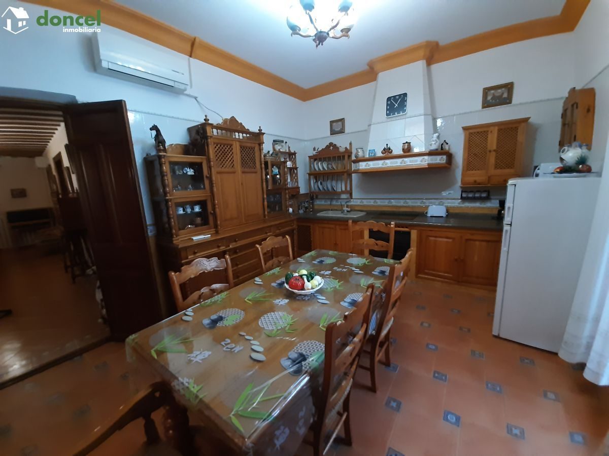 Inmobiliaria Doncel, vende, CASA EN EL CENTRO DE ALMAGRO, sobre parcela de trecientos setenta y un metros cuadrados, se encuentra cercano a comercios, cercano a transporte público, cercano a colegios, — Foto 14