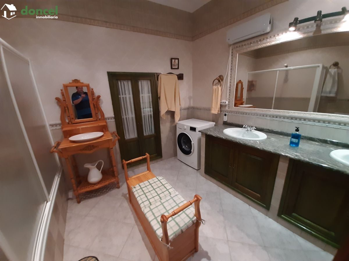Inmobiliaria Doncel, vende, CASA EN EL CENTRO DE ALMAGRO, sobre parcela de trecientos setenta y un metros cuadrados, se encuentra cercano a comercios, cercano a transporte público, cercano a colegios, — Foto 4