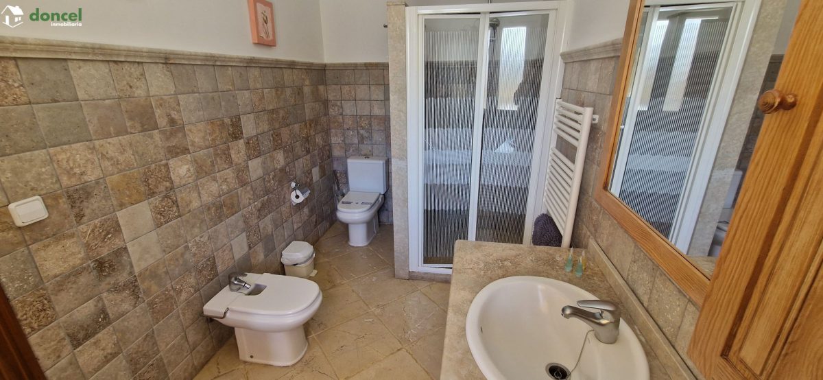 Inmobiliaria Doncel, vende, CASA EN RUIDERA (Ciudad Real) distribuida en cinco dormitorios con cuatro baños, un salón y una cocina en cada planta, ubicada a escasos minutos del Paraje Natural de las L — Foto 26